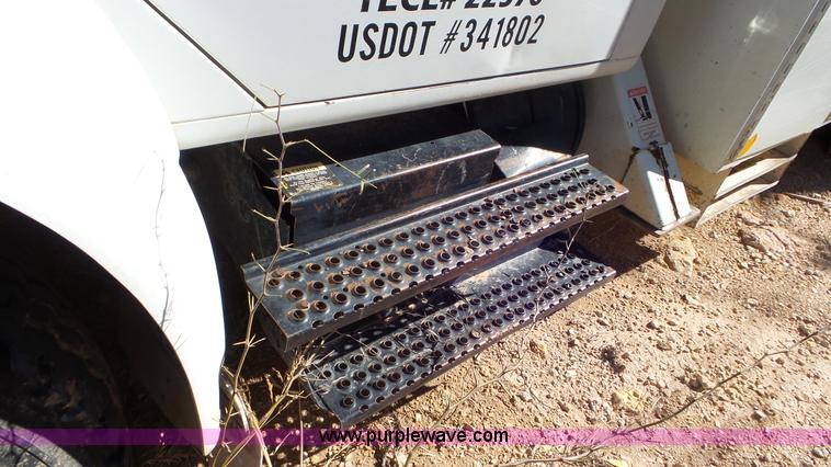 image for item L4478 2001 International 4900 digger derrick truck