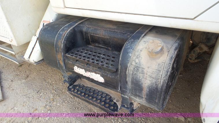 image for item L4478 2001 International 4900 digger derrick truck