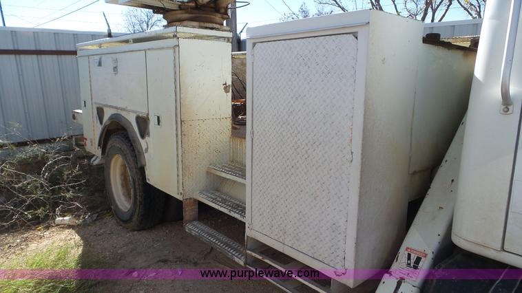 image for item L4478 2001 International 4900 digger derrick truck