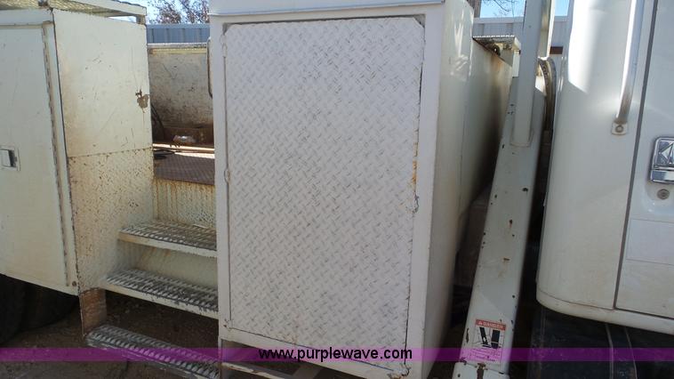 image for item L4478 2001 International 4900 digger derrick truck