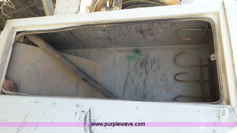 image for item L4478 2001 International 4900 digger derrick truck