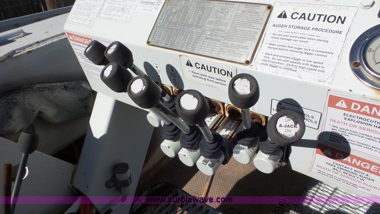 image for item L4478 2001 International 4900 digger derrick truck