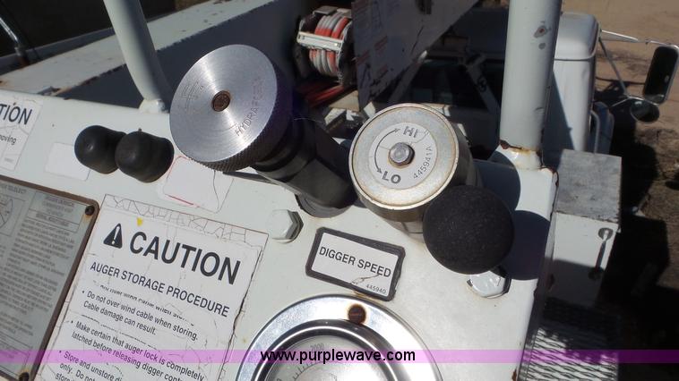 image for item L4478 2001 International 4900 digger derrick truck