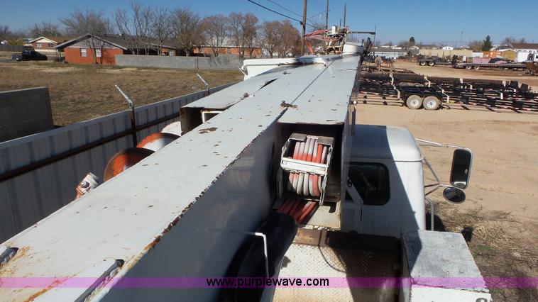 image for item L4478 2001 International 4900 digger derrick truck