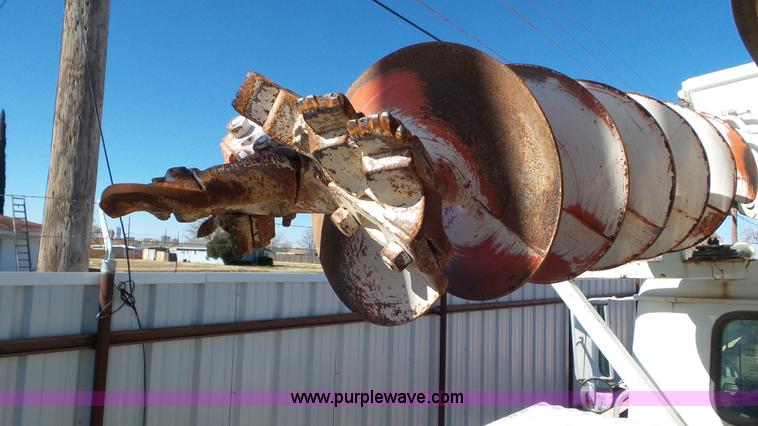 image for item L4478 2001 International 4900 digger derrick truck