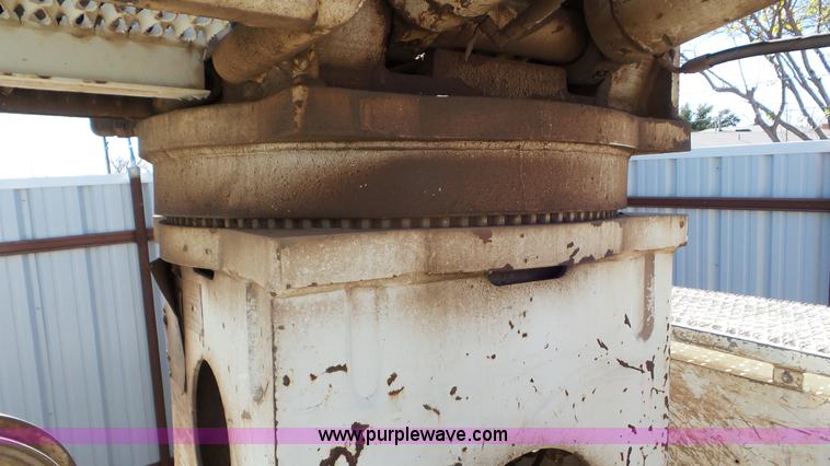 image for item L4478 2001 International 4900 digger derrick truck