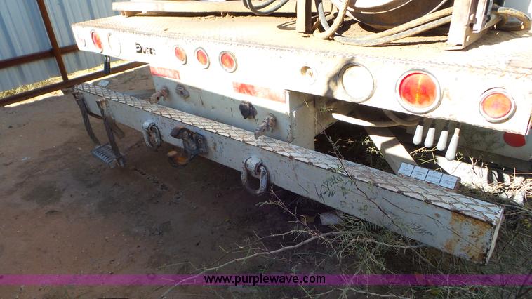 image for item L4478 2001 International 4900 digger derrick truck