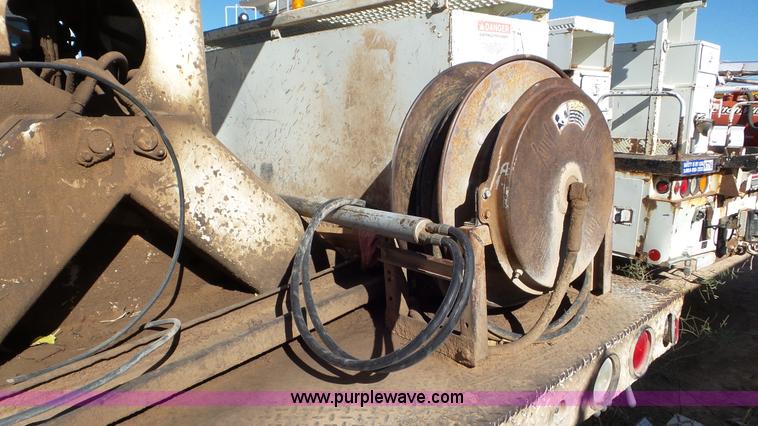 image for item L4478 2001 International 4900 digger derrick truck