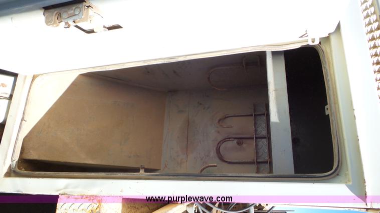 image for item L4478 2001 International 4900 digger derrick truck