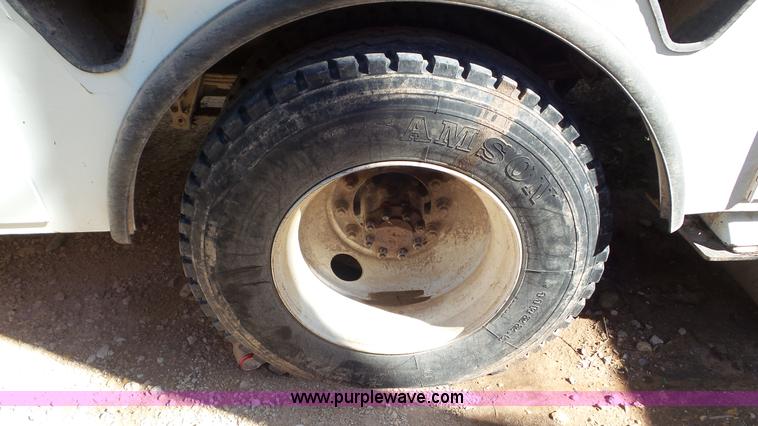 image for item L4478 2001 International 4900 digger derrick truck