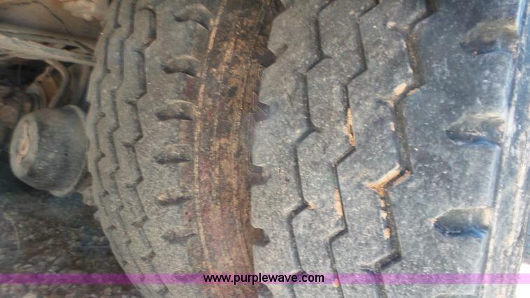 image for item L4478 2001 International 4900 digger derrick truck