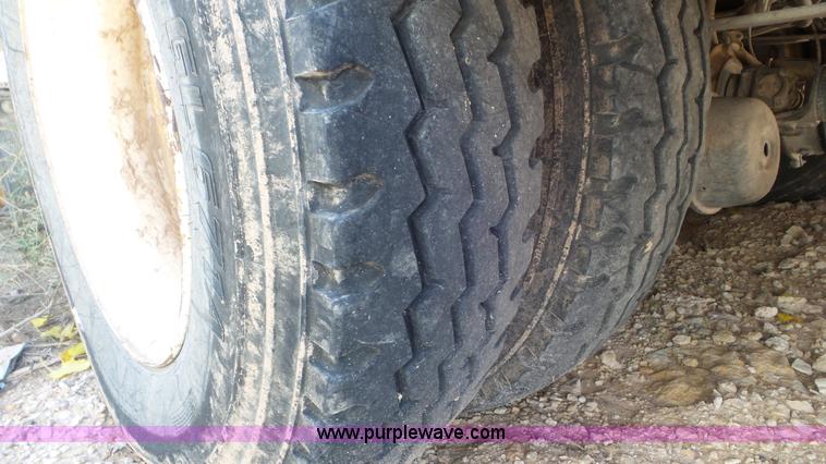 image for item L4478 2001 International 4900 digger derrick truck