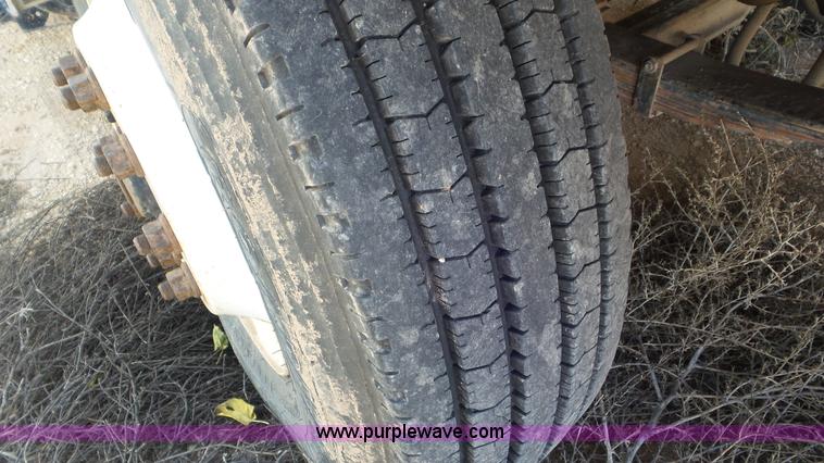 image for item L4478 2001 International 4900 digger derrick truck