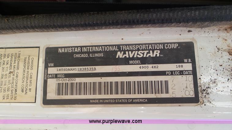 image for item L4478 2001 International 4900 digger derrick truck