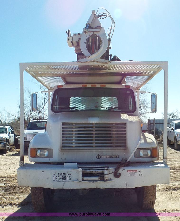 image for item L4482 2001 International 4800 digger derrick truck