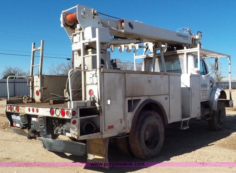 image for item L4482 2001 International 4800 digger derrick truck