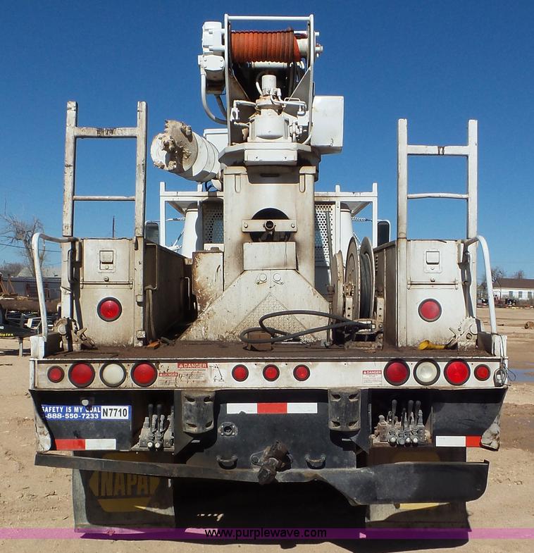 image for item L4482 2001 International 4800 digger derrick truck