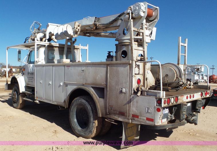 image for item L4482 2001 International 4800 digger derrick truck