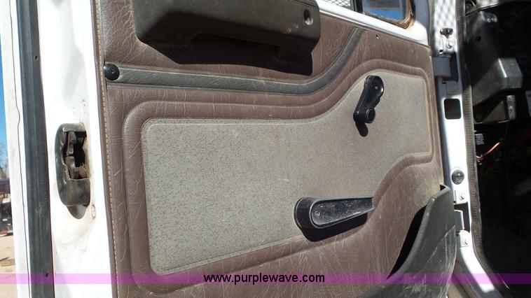 image for item L4482 2001 International 4800 digger derrick truck