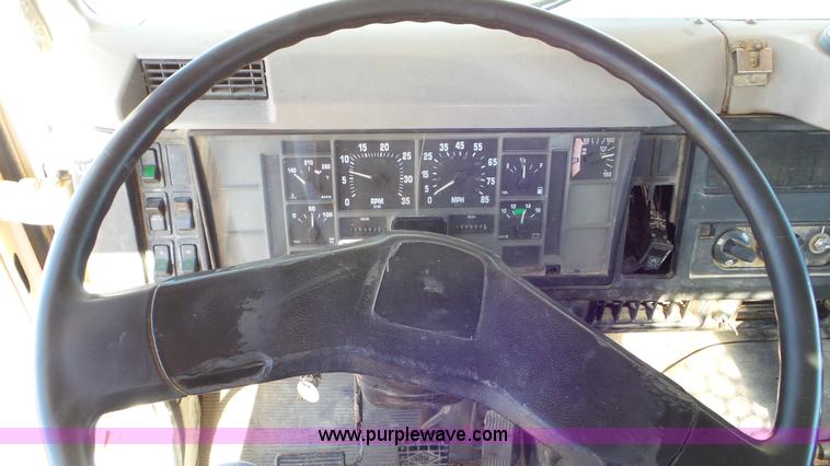 image for item L4482 2001 International 4800 digger derrick truck