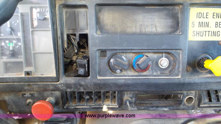 image for item L4482 2001 International 4800 digger derrick truck