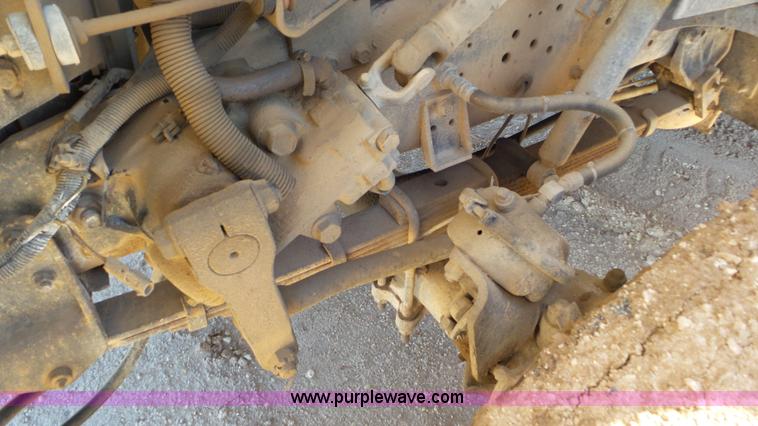 image for item L4482 2001 International 4800 digger derrick truck