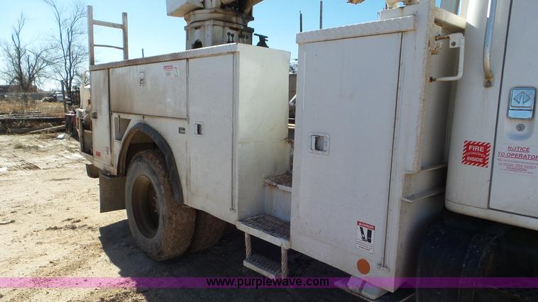 image for item L4482 2001 International 4800 digger derrick truck