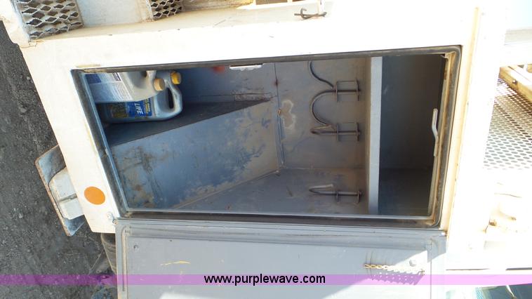 image for item L4482 2001 International 4800 digger derrick truck