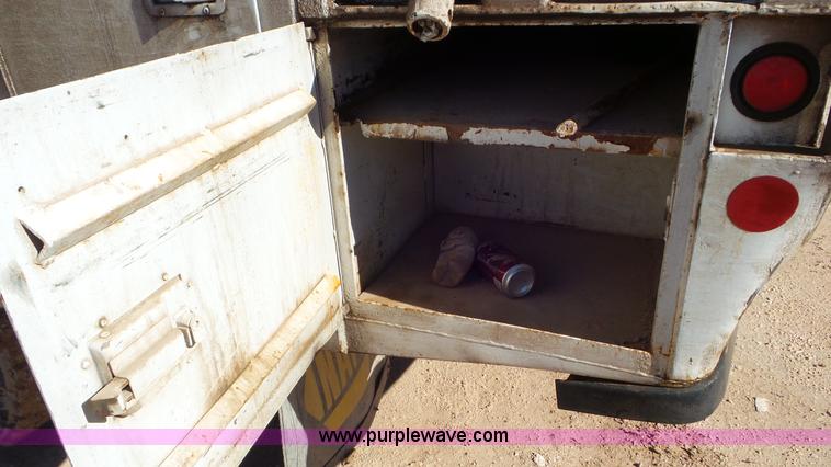 image for item L4482 2001 International 4800 digger derrick truck