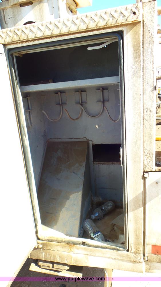 image for item L4482 2001 International 4800 digger derrick truck