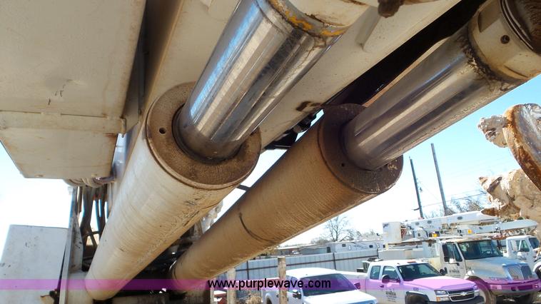 image for item L4482 2001 International 4800 digger derrick truck