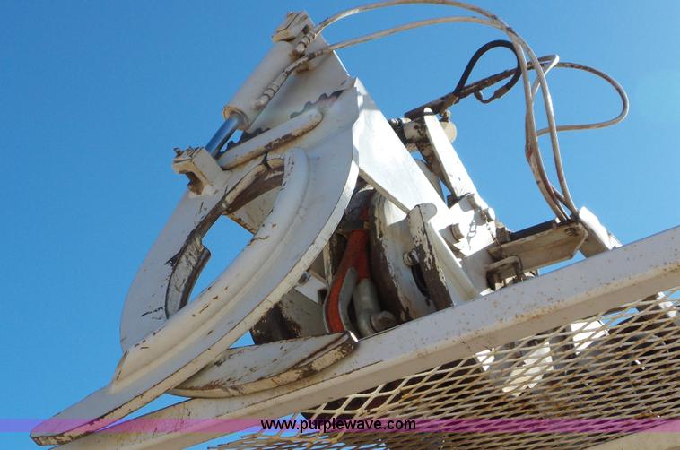 image for item L4482 2001 International 4800 digger derrick truck