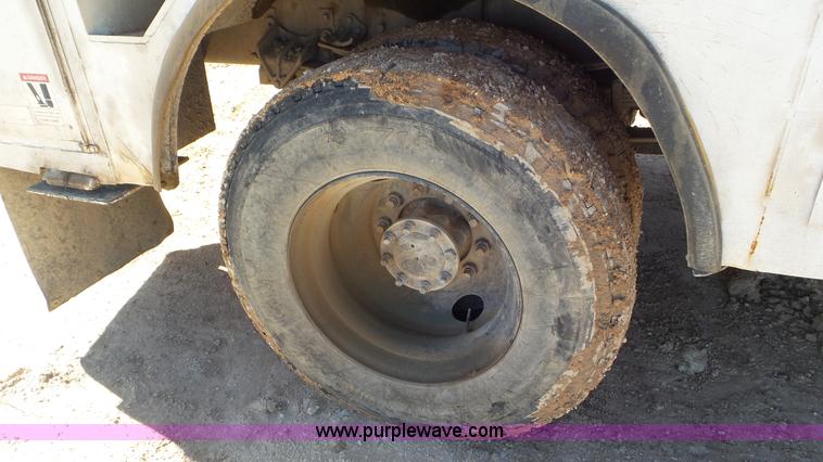 image for item L4482 2001 International 4800 digger derrick truck