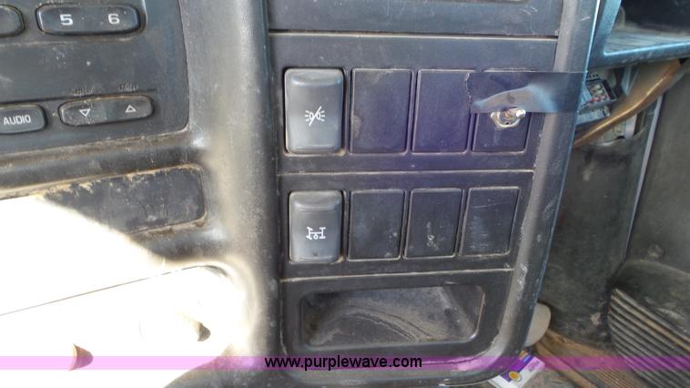 image for item L4483 2007 Chevrolet C4500 flatbed truck