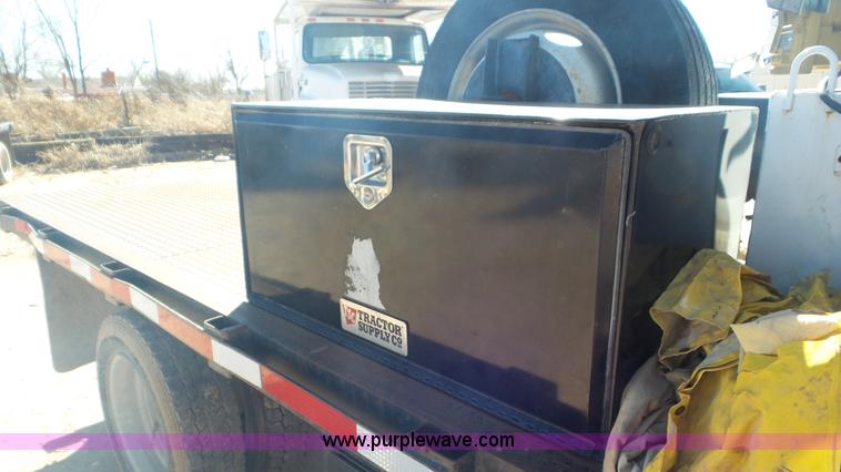 image for item L4483 2007 Chevrolet C4500 flatbed truck