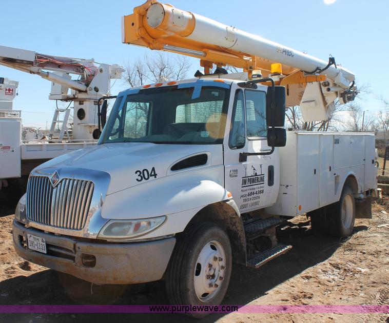 image for item L4484 2004 International DuraStar 4300 bucket truck