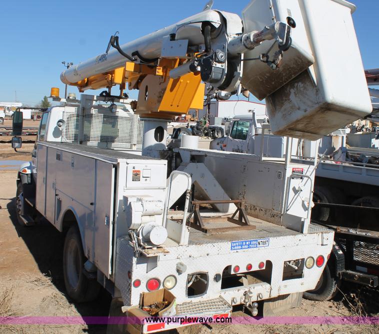 image for item L4484 2004 International DuraStar 4300 bucket truck