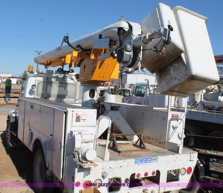 image for item L4484 2004 International DuraStar 4300 bucket truck