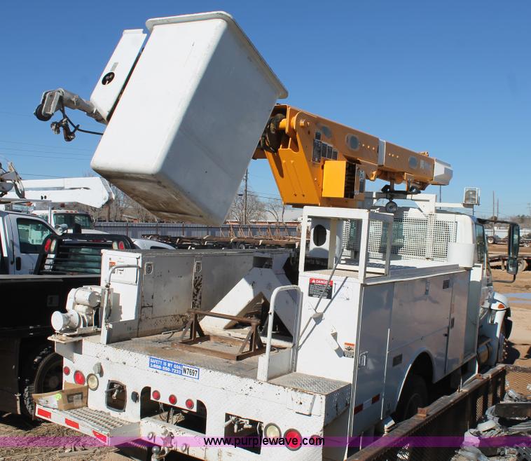 image for item L4484 2004 International DuraStar 4300 bucket truck