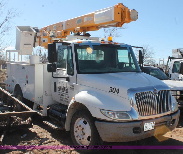 image for item L4484 2004 International DuraStar 4300 bucket truck