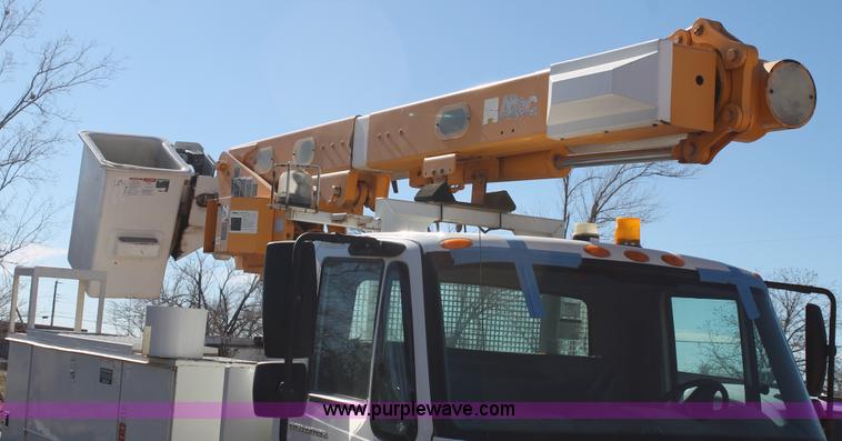 image for item L4484 2004 International DuraStar 4300 bucket truck