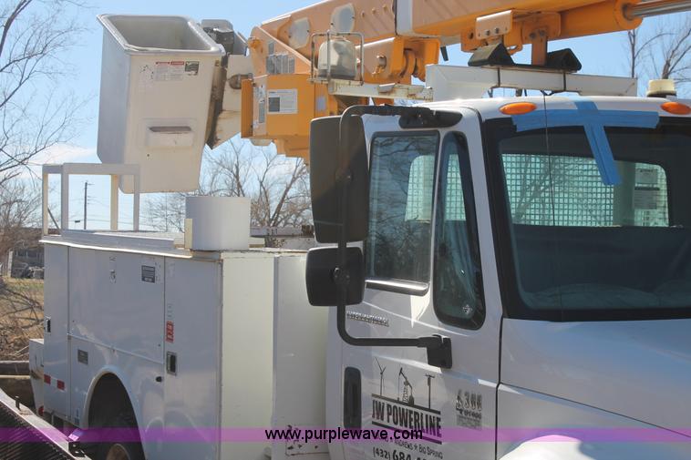 image for item L4484 2004 International DuraStar 4300 bucket truck