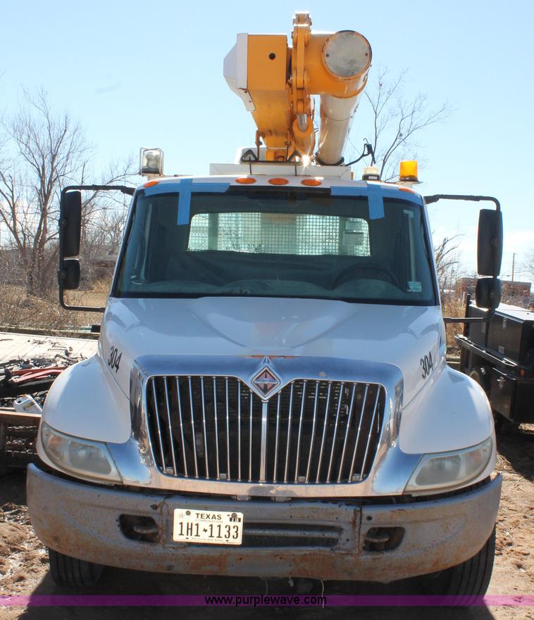 image for item L4484 2004 International DuraStar 4300 bucket truck