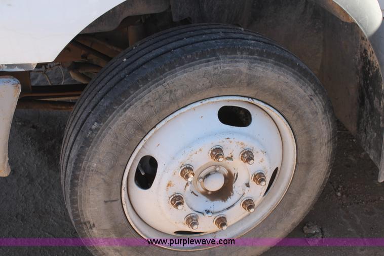 image for item L4484 2004 International DuraStar 4300 bucket truck