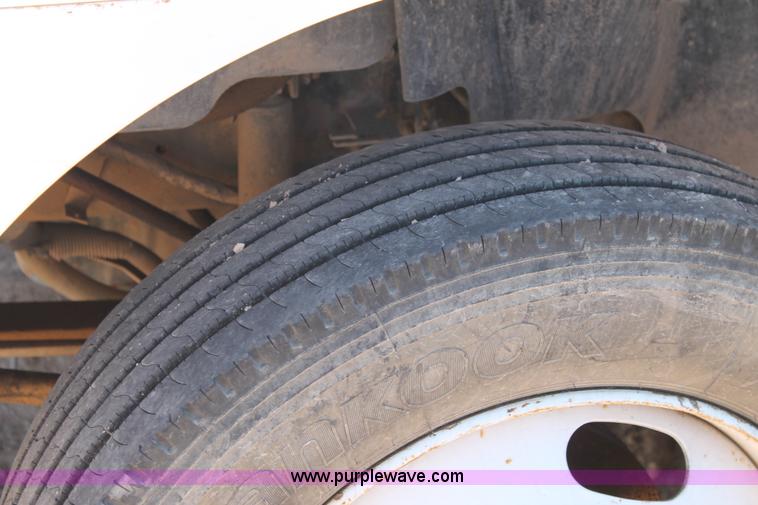 image for item L4484 2004 International DuraStar 4300 bucket truck