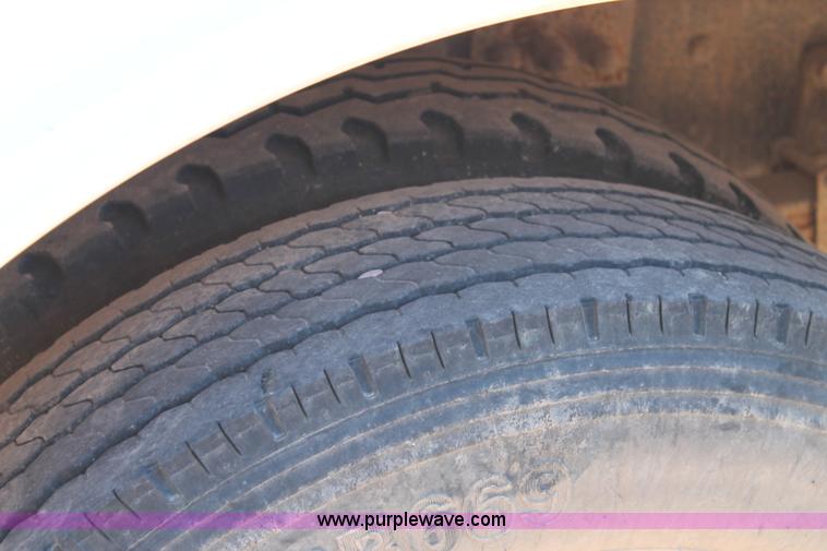 image for item L4484 2004 International DuraStar 4300 bucket truck