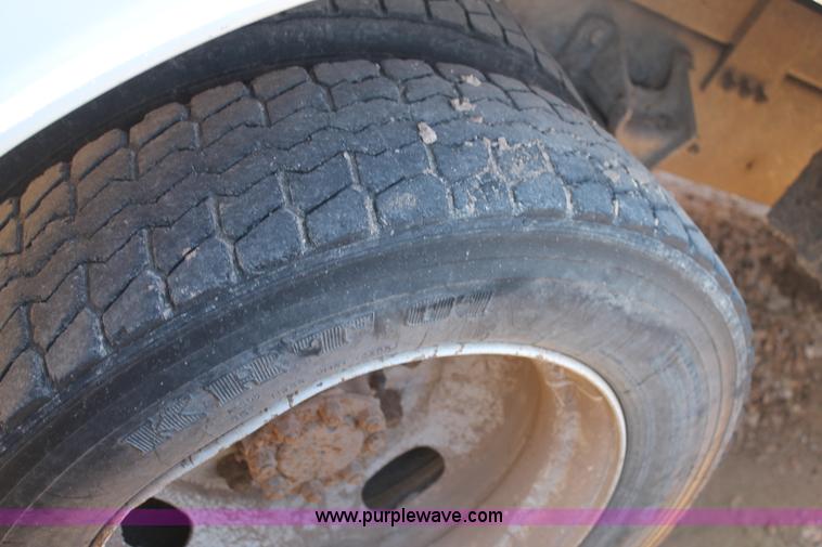 image for item L4484 2004 International DuraStar 4300 bucket truck