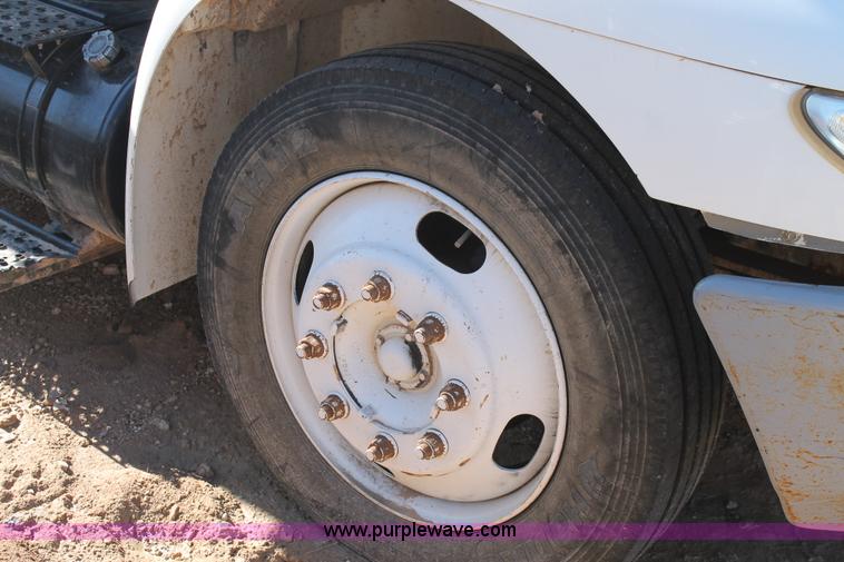 image for item L4484 2004 International DuraStar 4300 bucket truck