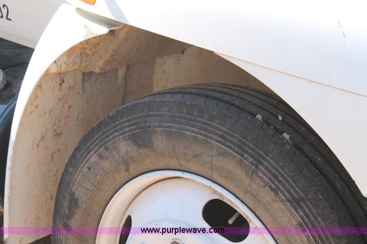 image for item L4484 2004 International DuraStar 4300 bucket truck