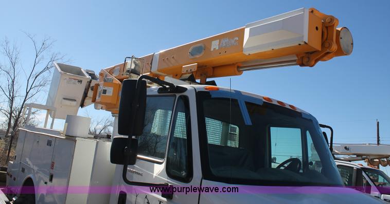 image for item L4484 2004 International DuraStar 4300 bucket truck
